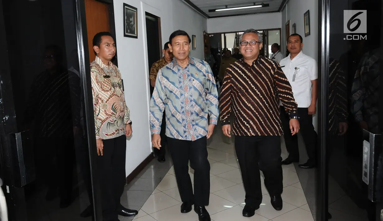 Menko Polhukam Wiranto (kedua kiri) bersama Ketua KPU, Arief Budiman berjalan bersama usai melakukan pertemuan di Gedung KPU, Jakarta, Selasa (6/3). Pertemuan berlangsung sekitar satu jam dan tertutup. (Liputan6.com/Helmi Fithriansyah)