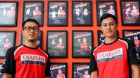 Shesar Hiren Rhustavito (kanan) dan Mohammad Ahsan mendapat penghargaan Hall of Fame PB Djarum, Selasa (9/9/2025). (Bola.com/Bagaskara Lazuardi)