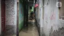 Warga dengan alat seadanya membersihkan rumah yang terendam banjir di kawasan Rawajati, Kalibata, Jakarta, Senin (10/10/2022). Tingginya curah hujan di kawasan Bogor mengakibatkan ratusan rumah di enam RT Kelurahan Rawajati terendam banjir dengan ketinggian mencapai dua meter. (Liputan6.com/Faizal Fanani)