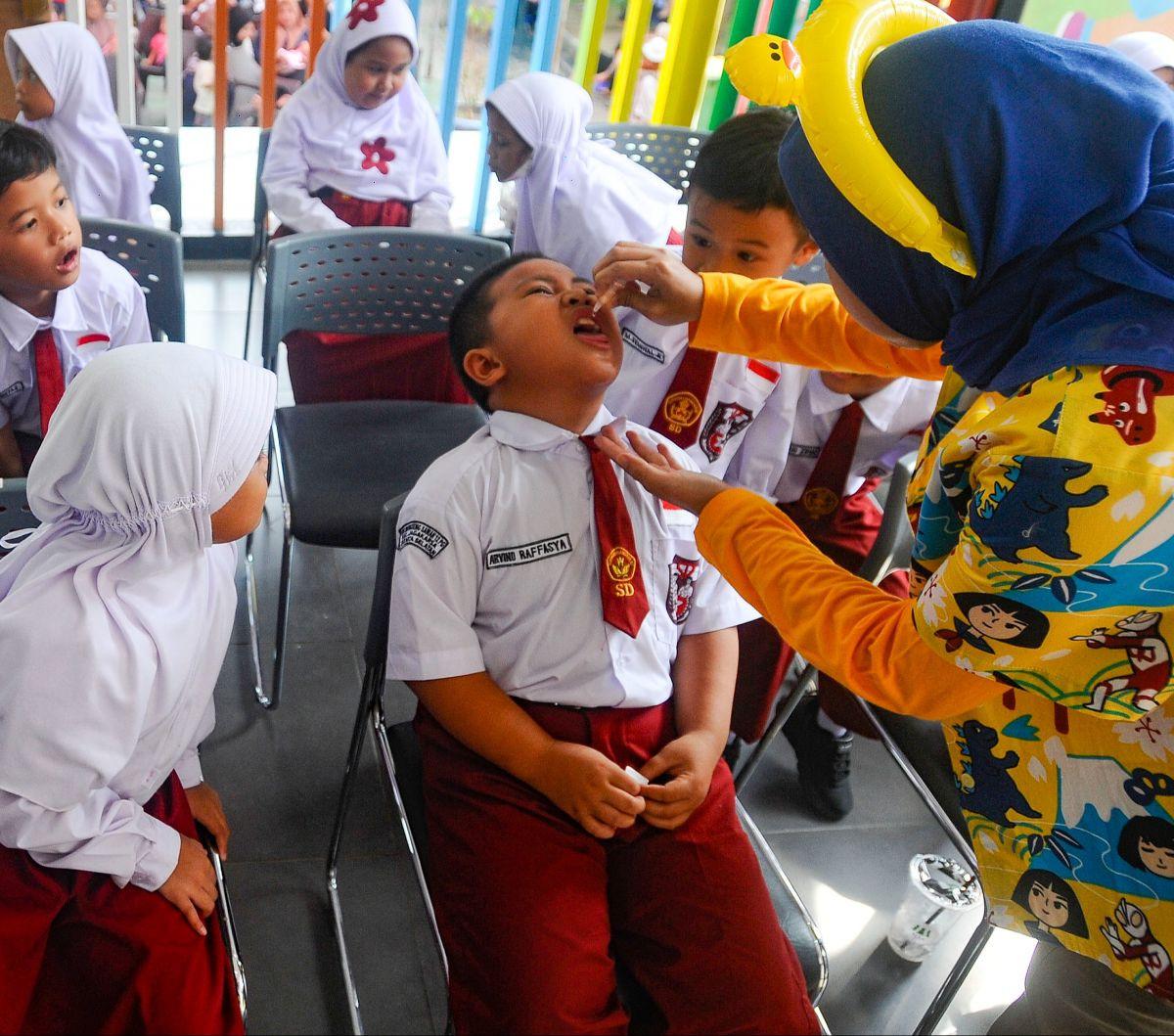 Murid kelas 1 SDN Srengseng Sawah 12 menerima vaksin polio selama kegiatan&nbsp;Pekan Imunisasi Nasional 2024 di Ruang Publik Terpadu Ramah Anak (RPTRA) Shibi, Srengseng Sawah, Jakarta Selatan, Selasa (23/7/2024).&nbsp;Hari ini, Kementerian Kesehatan Republik kem