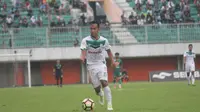 Pemain PSMS Medan, Antoni Putro, terancam absen saat timnya menghadapi Bhayangkara FC di Stadion Teladan, Jumat (30/3/2018). (Bola.com/Ronald Seger Prabowo)