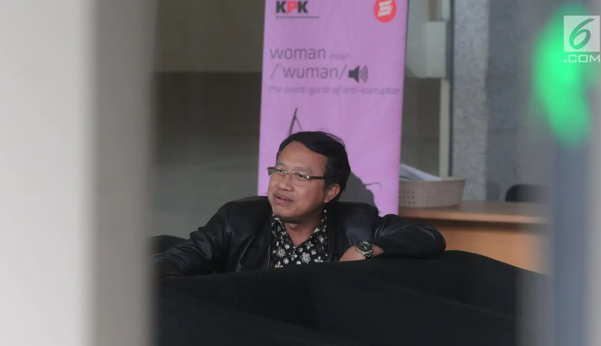 Direktur Utama PT Pembangkitan Jawa Bali (PJB) Iwan Agung Firstantara menunggu di lobi gedung KPK, Jakarta, Kamis (25/4). Iwan Agung Firstantara diperiksa sebagai saksi untuk tersangka Direktur Utama PLN nonaktif Sofyan Basir terkait kasus dugaan suap proyek PLTU Riau-1. (merdeka.com/Dwi Narwoko)