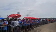 Penonton MotoGP Mandalika di Sirkuit Mandalika, Lombok, harus bersesakan untuk masuk trek hari Minggu (20/03/2022). (Hendry Wibowo/Bola.com)