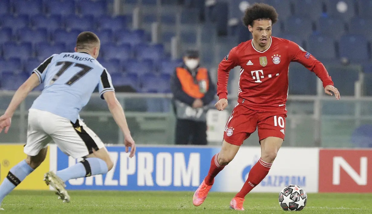 Penyerang Bayern Munchen, Leroy Sane mencoba menggiring bola melewati bek Lazio Adam Marusic dalam pertandingan leg pertama babak 16 besar Liga Champions, di Stadion Olimpico, Roma, Rabu (24/2) dini hari WIB. Bayern sukses meraih kemenangan 4-1 atas tuan rumah Lazio. (AP Photo/Gregorio Borgia)