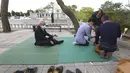 Pengungsi Korea Utara Jo Kyeong-hyeon (kiri) dan anggota keluarganya memberi penghormatan kepada leluhur mereka di Korea Utara saat merayakan Chuseok dekat perbatasan dengan Korea Utara di Paviliun Imjingak, Paju, Selatan Korea, Kamis (1/10/2020). (AP Photo/Ahn Young-joon)
