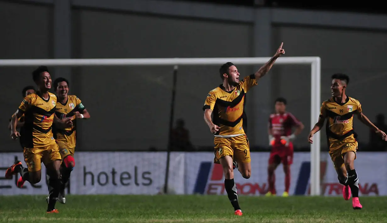 Pemain Mitra Kukar merayakan gol yang dicetak Patrick Dos Santos ke gawang Arema Cronus pada laga leg pertama semifinal Piala Jenderal Sudirman di Stadion Aji Imbut, Tenggarong, Sabtu (9/1/2016). Arema kalah 1-2 dari Mitra. (Bola.com/Kevin Setiawan)