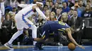 Pebasket Utah Jazz, Alec Burks, terjatuh saat berebut bola dengan pebasket Oklahoma City Thunder, Carmelo Anthony, pada laga NBA di Chesapeake Energy Arena, Rabu (6/12/2017). Thunder menang 100-94 atas Jazz. (AP/Sue Ogrocki)