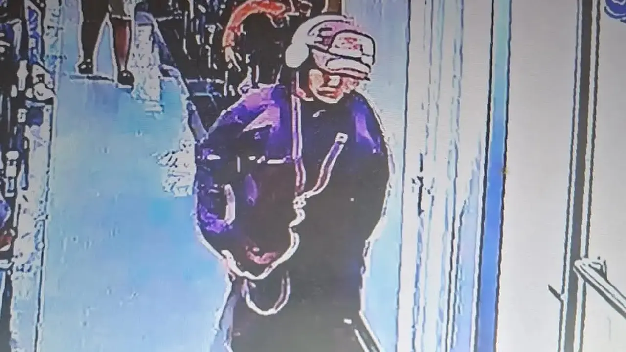 Tangkapan layar rekaman kamera CCTV terakhir kali korban terlihat sebelum akhirnya melompat dari atas kapal ketika hendak bersandar di Pelabuhan Bakauheni, Lampung Selatan. (Liputan6.com/ Dok Istimewa).