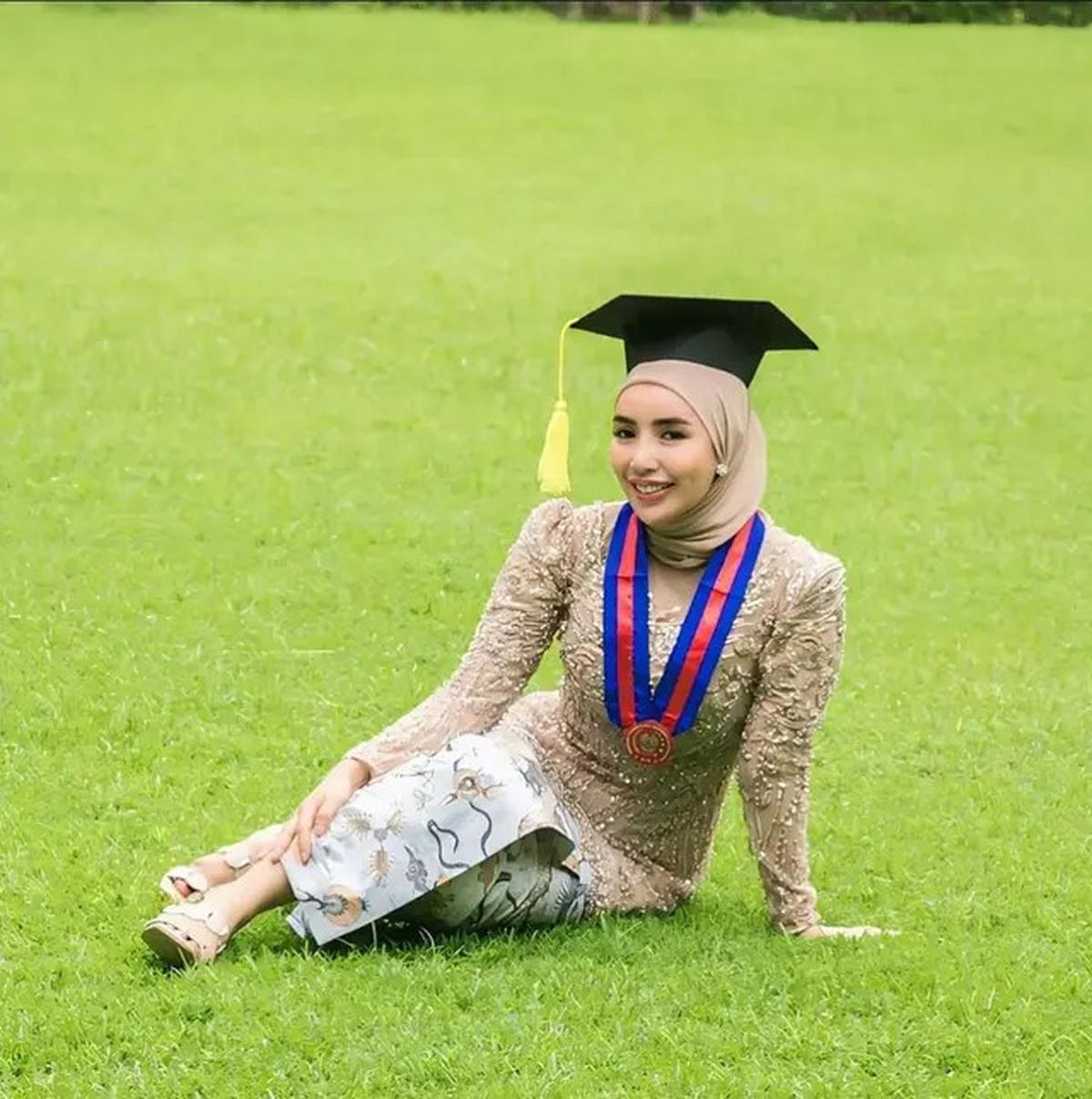 7 Potret Nurul Kamaria Lulus Kuliah di NTB, Angga Wijaya Ikut Bangga