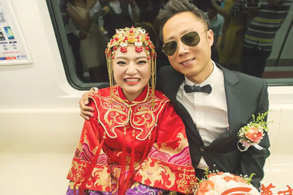 Macet Lalu Lintas Buat Pengantin Ini Menikah di Bus