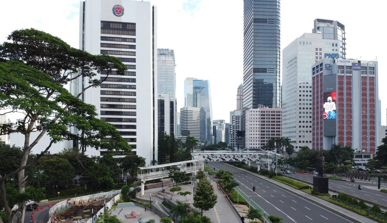 Foto udara kawasan Jalan Jenderal Sudirman, Jakarta, Minggu (3/5/2020). Pemprov DKI Jakarta telah menutup sementara 126 perusahaan yang melanggar Pergub Nomor 33 Tahun 2020 tentang Pelaksanaan Pembatasan Sosial Berskala Besar (PSBB) dalam Penanganan COVID-19. (Liputan6.com/Helmi Fithriansyah)