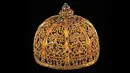 Mahkota emas Kerajaan Kesultanan Banten ini bermaterial emas, batu mulia dan logam yang dilapisi sepuhan. Memiliki  dimensi : 17.0 x 11.5 cm  pada bagian terluar dari mahkota. (komunitas majapahit/mahkota/wwn)