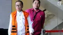 Anggota Komisi IX DPR Fraksi Partai Demokrat Amin Santono  usai menandatangani berkas surat perpanjangan penahanan di gedung KPK, Jakarta, Selasa (14/8). (merdeka.com/Dwi Narwoko)
