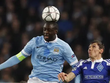Pemain Manchester City, Yaya Toure (kiri), duel udara dengan pemain Dynamo Kiev pada leg kedua babak 16 besar Liga Champions di Stadion Etihad, Manchester, Rabu (16/3/2016) dini hari WIB. (Reuters/Phil Noble)