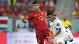 Jewison Bennette. Sayap kiri Timnas Kosta Rika yang bermain bersama Sunderland di Championship Liga Inggris ini menjadi pemain termuda keempat yang telah melakukan debutnya di matchday pertama fase Grup E Piala Dunia 2022 saat diturunkan pelatih Luis Fernando Suarez sebagai starter menghadapi Spanyol (23/11/2022). Saat itu ia berusia 18 tahun, 5 bulan dan 8 hari. Dalam laga yang berujung kekalahan 1-4 tersebut, ia ditarik keluar pada menit ke-61 untuk digantikan oleh Bryan Ruiz. (AP/Pavel Golovkin)