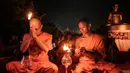 Sebagai puncak peringatan Hari Raya Waisak 2569 BE/2025, umat Buddha bersama sejumlah wisatawan melepas ribuan lampion di depan Candi Borobudur di Magelang, Jawa Tengah, pada 12 Mei 2025. (YASUYOSHI CHIBA/AFP)