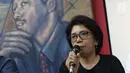 Istri aktivis HAM Munir, Suciwati saat menyampaikan keterangan bersama terkait 15 tahun terbunuhnya aktivis HAM Munir di Jakarta, Jumat (6/9/2019). Koalisi Keadilan untuk Munir mendesak pemerintah tegas dan serius menuntaskan kasus Munir. (Liputan6.com/Helmi Fithriansyah)