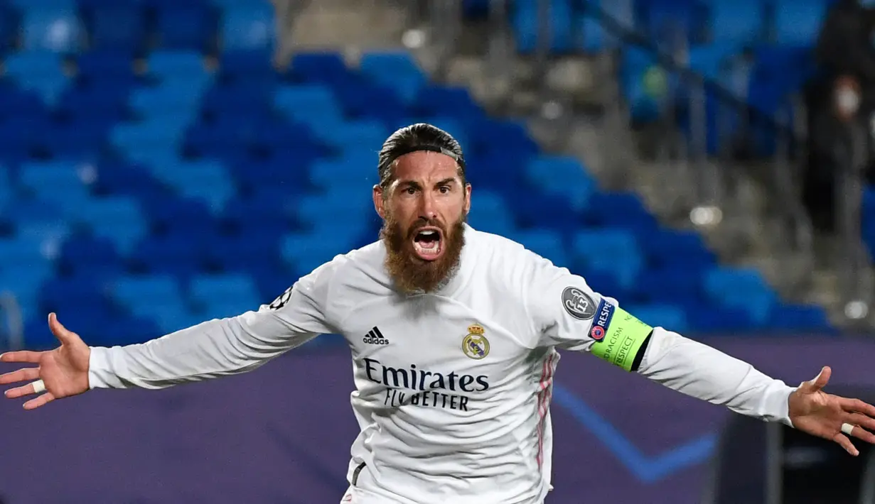 Sergio Ramos. Pemain yang baru hijrah ke PSG ini mampu mencetak 15 gol bersama Real Madrid di Liga Champions. Gol pertamanya dicetak pada 6 Desember 2005 saat kalah 1-2 dari Olympiacos, sementara gol ke-15 dicetak saat menang 3-1 atas Atalanta pada 17 Maret 2021. (Foto: AFP/Pierre-Philippe Marcou)