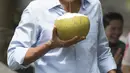 Barack Obama saat asik menyeruput air kelapa di sepanjang Sungai Mekong di Luang Prabang, Laos (7/9). Obama akan melakukan pertemuan bersama para pemimpin negara di KTT-ASEAN. (AFP PHOTO/SAUL Loeb)