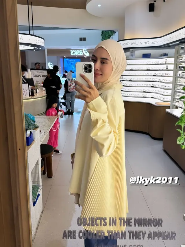 7 Potret Syahnaz Sadiqah yang Pulang Berhaji, Kini Tampil Berhijab