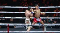 Pertarungan ajang Byon Combat Showbiz Vol 6 di Tennis Indoor Senayan, Jakarta, Sabtu (22/10/2025).(Muhammad Iqbal Ichsan/Bola.com)