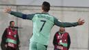 Striker Portugal, Cristiano Ronaldo, melakukan selebrasi usai mencetak gol ke gawang Andorra pada laga kualifikasi Piala Dunia 2018 di Stadion Municipal, Sabtu (7/10/2017). Portugal menang 2-0 atas Andorra. (AFP/Pascal Pavani)