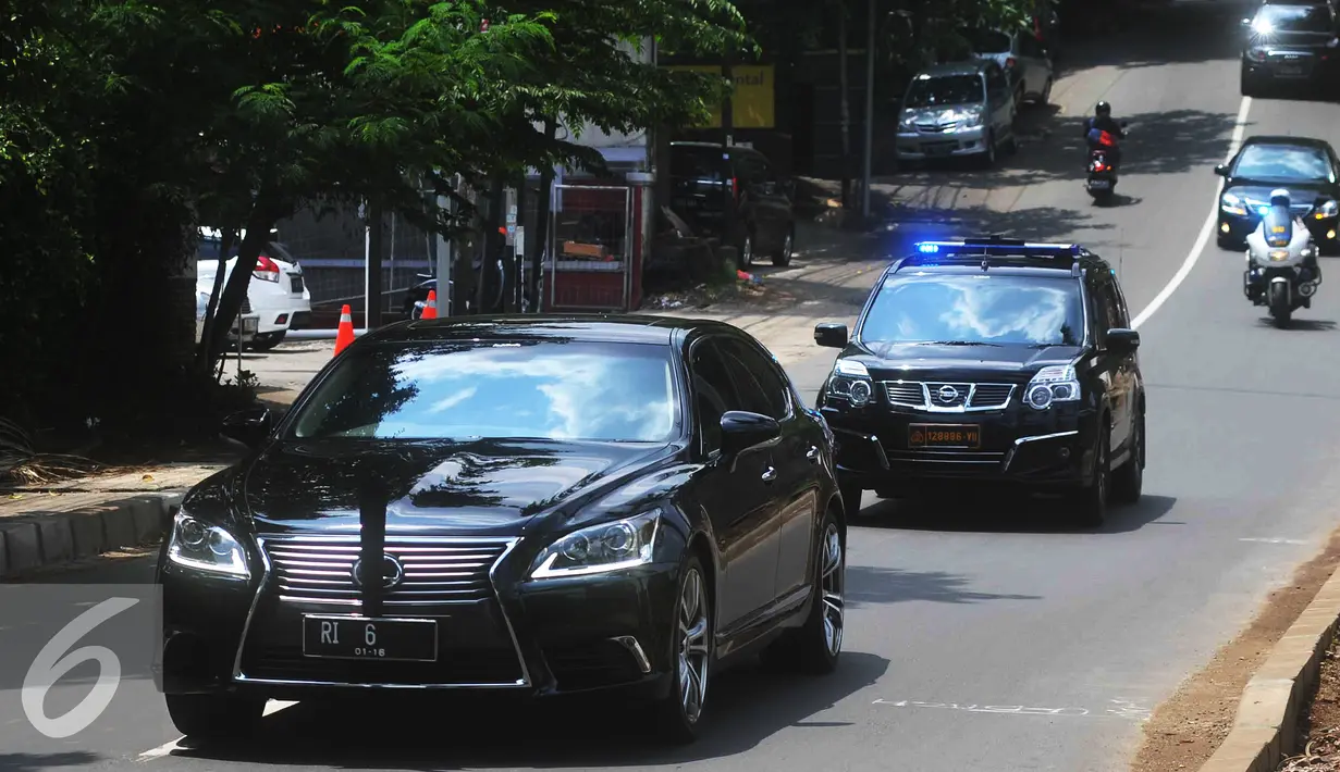 Terlihat mobil RI 6 mendampingi iring-iringan kendaraan jenazah Ibunda pengusaha minyak Muhammad Riza Chalid, Hj Siti Hindun binti Ali Alkatiri melintas di Jalan Puri Mutiara menuju TPU Jeruk Purut, Jakarta, Senin (23/11). (Liputan6.com/Gempur M Surya) 