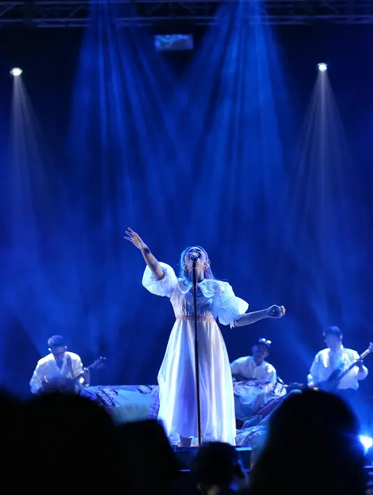 "Free Palestine" kata-kata itu ditunjukkan Nadin di layer panggungnya sebelum memulai penampilannya. [Foto: Adrian Putra/Fimela]