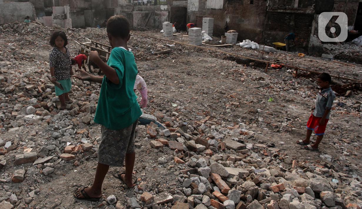 Anak - anak bermain di antara reruntuhan bangunan pasca kebakaran Pasar Gembrong di Cipinang Besar Utara, Jakarta, Senin (4/7/2022). Pemprov DKI Jakarta telah memulai proses revitalisasi permukiman korban kebakaran Pasar Gembrong di RW 001 yang akan diberi nama Kampung Gembira Gembrong. (Liputan6.com/Johan Tallo)