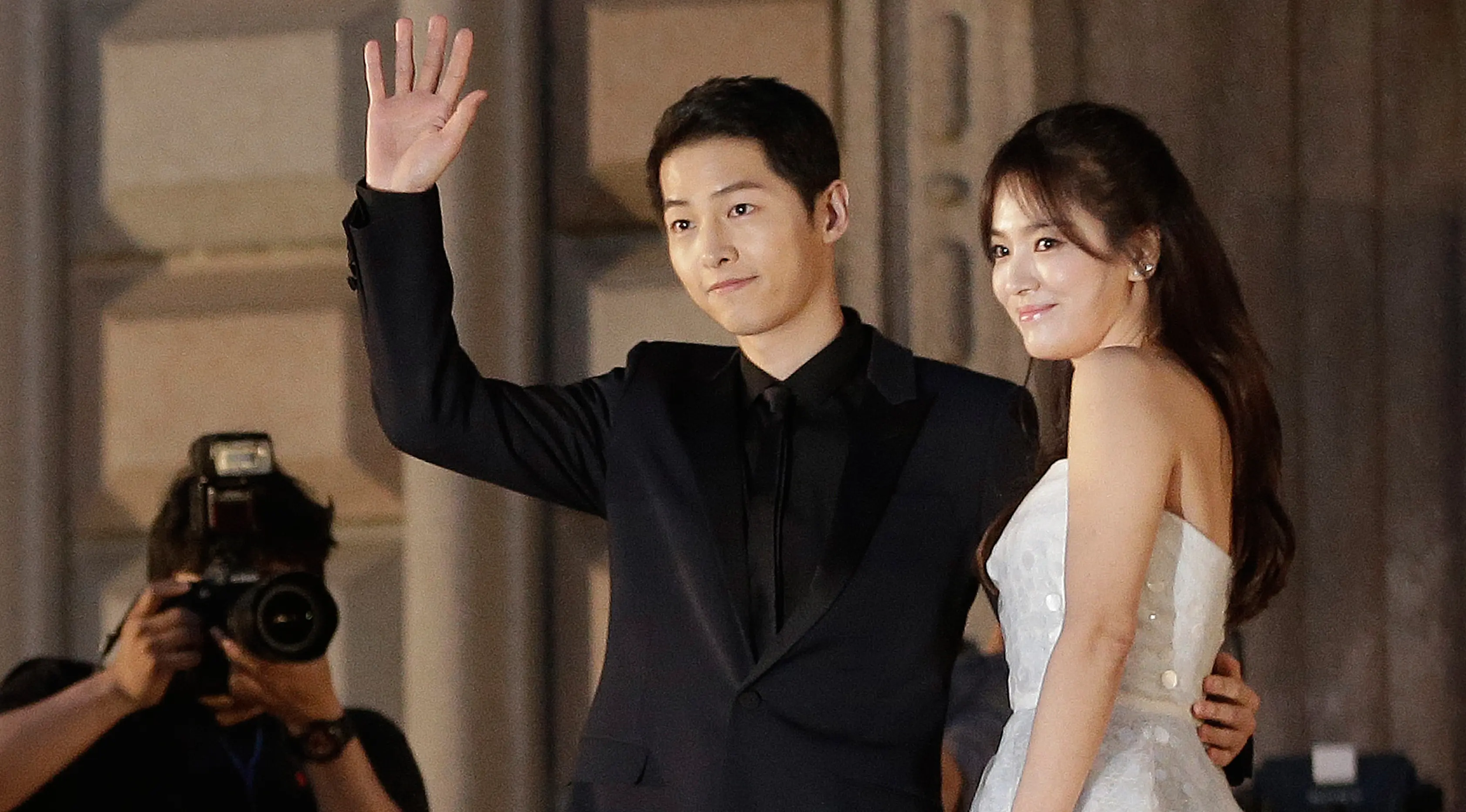 Song Joong Ki dan Song Hye Kyo melambaikan tangan ketika berpose di karpet merah The 52nd Baeksang Art Awards, Seoul, 3 Juni 2016. Rencana pernikahan dua bintang Korea Selatan itu memuncaki trending topic dengan tagar Song Song Couple. (AP/Ahn Young-joon)