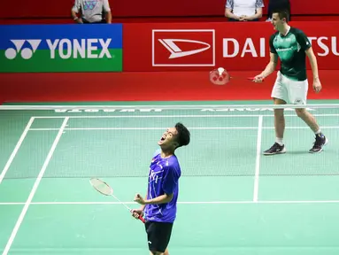 Pebulu tangkis tunggal putra Indonesia Christian Adinata (kiri) melakukan selebrasi usai mengalahkan pebulu tangkis tunggal putra Belanda Mark Caljouw pada babak kualifikasi turnamen Daihatsu Indonesia Masters 2023 di Istora Gelora Bung Karno, Jakarta, Selasa (24/1/2023). Christian Adinata menang atas Mark Caljouw dengan skor 20-22, 21-14, dan 21-17. (Liputan6.com/Herman Zakharia)