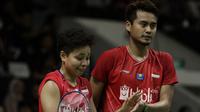 Ganda campuran Indonesia, Tontowi Ahmad/Apriyani Rahayu, saat menghadapi ganda Inggris, Chris Adcock/Gabrielle Adcock, pada laga Indonesia Masters 2020 di Istora, Jakarta, Kamis (16/1). Tontowi/Apriyani kalah 9-21, 12-21. (Bola.com/Yoppy Renato)