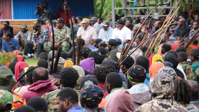 TNI-Polri Diminta Tertibkan Warga Bawa Sajam di Wamena