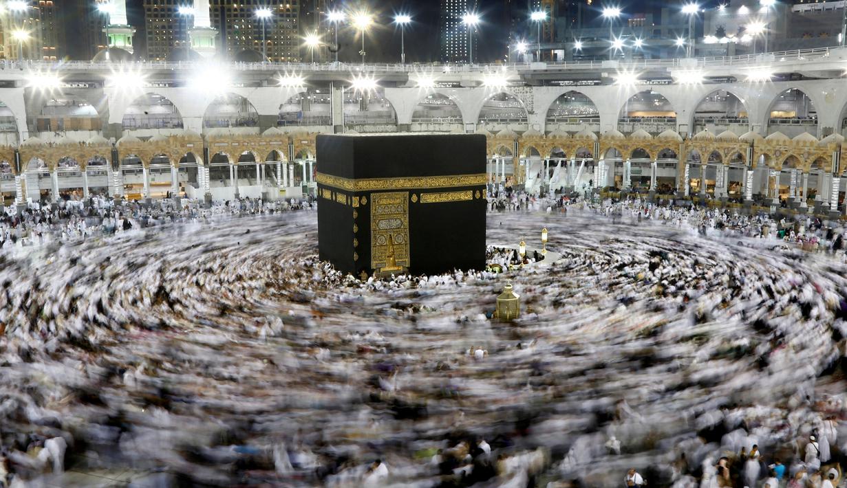 Ribuan jemaah muslim saat mengumandangkan doa sambil mengelilingi Kakbah selama bulan suci Ramadan di Masjidil Haram, Mekah, Arab Saudi, Rabu (8/6). (REUTERS/Faisal Al Nasser)