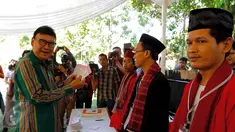 Menteri Dalam Negeri Tjahjo Kumolo saat menunjukkan surat suara di TPS 31 Kelurahan Pondok Benda, Tangerang Selatan, (9/12). Mendagri mengungkapkan Pilkada Serentak untuk saat ini berjalan aman dan lancar. (Liputan6.com/Fery Pradolo)