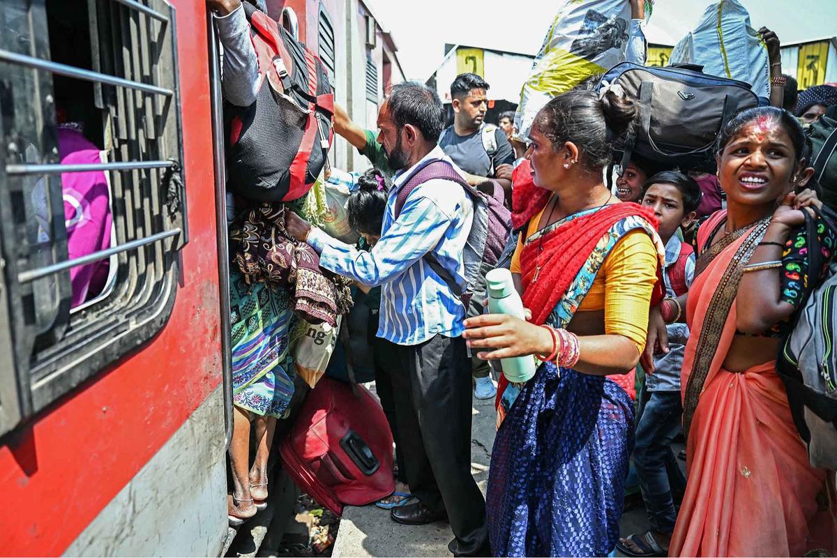 FOTO: Konflik India-Pakistan Memanas, Warga Panik Mengungsi KeTempat Aman