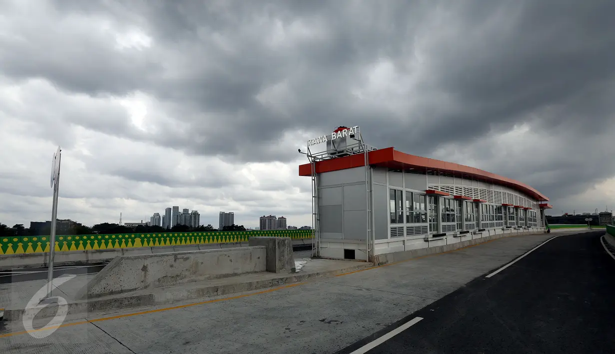 Halte di JLNT Transjakarta Koridor XIII jurusan Ciledug-Tendean, di kawasan CSW, Jakarta, Sabtu (18/3). Jalur ini direncanakan akan beroperasi pada 22 Juni 2017 mendatang, bertepatan dengan Ulang Tahun Jakarta ke 490. (Liputan6.com/Johan Tallo)