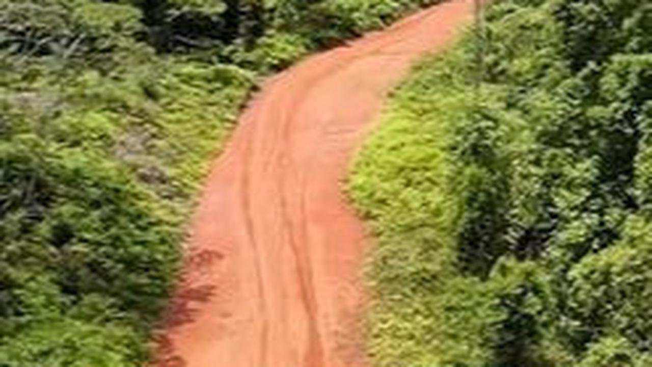 Potret jalanan menuju desa pedalaman Papua yang dituju Bobon dan tim.<br>