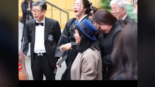 Aktris Seo Hyo Rim Nangis Histeris di Pemakaman Kim Soo Mi Mertuanya: Ibu  Jangan Pergi! - ShowBiz Liputan6.com