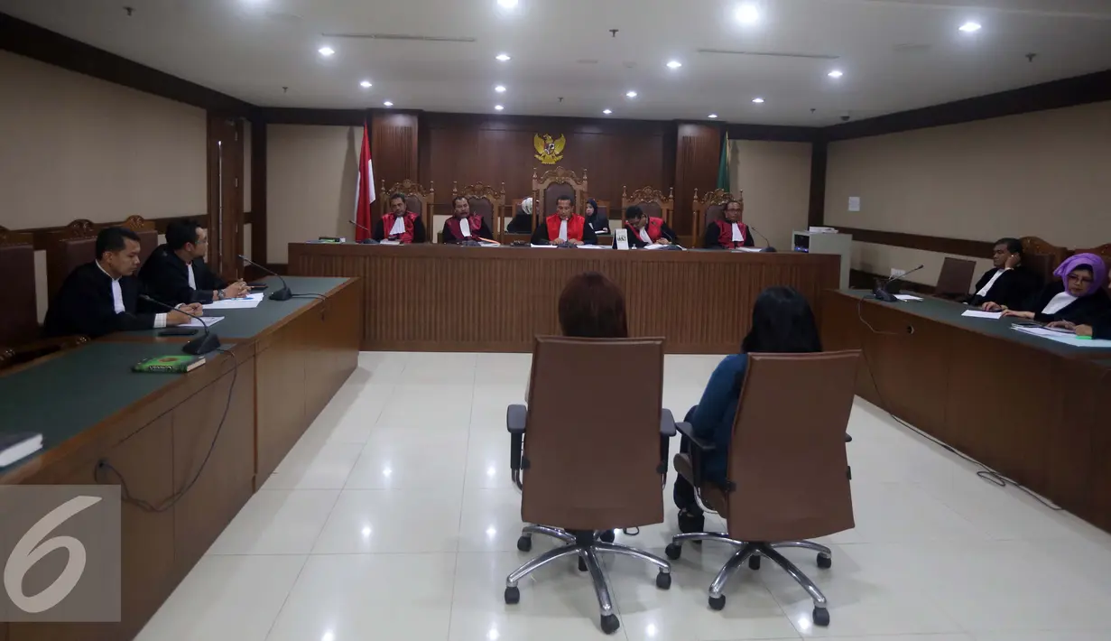 Dessy Ariyati Edwin dan Julia Prasetyarini saat menjalani sidang putusan di Pengadilan Tipikor Jakarta, Rabu (7/9). Keduanya divonis empat tahun penjara dan denda Rp200 juta subsider dua bulan. (Liputan6.com/Helmi Afandi)