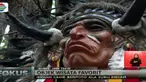 Di dalam area hutan pinus seluas 7 hektare ini, pihak pengelola menyediakan beragam ornamen dan aksesoris suku Indian.