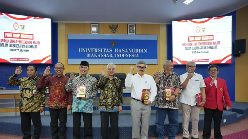 Ketua Mahkamah Konstitusi 2003-2008, Jimly Asshiddiqie (ketiga dari kiri) dalam diskusi bersama Badan Pembinaan Ideologi Pancasila (BPIP) di Universitas Hasanuddin, Makassar, Sulawesi Selatan (Istimewa)