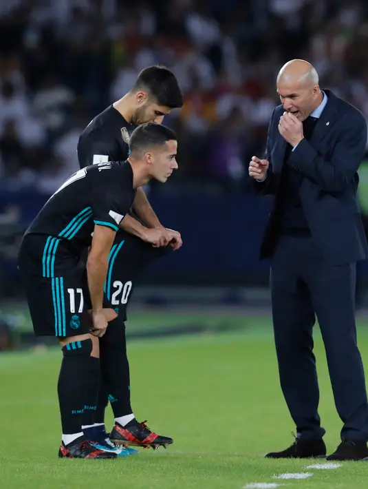 Pelatih Real Madrid, Zinedine Zidane memberi instruksi ke pemainnya saat bertanding melawan  Al Jazira di semifinal Piala Dunia Antarklub di Syekh Zayed Sports City Stadium, (14/12). Madrid akan melawan klub Brasil Gremio di Final. (AP Photo/Hassan Ammar)