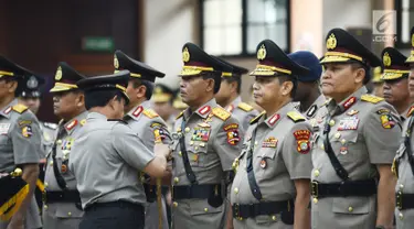 Kapolri Jenderal Tito Karnavian menyematkan lencana saat sertijab perwira tinggi Polri di Jakarta, Kamis (24/1). Acara dimulai dengan penyematan lencana dan pemberian tongkat komando kepada pejabat kepolisian oleh Kapolri. (Merdeka.com/Imam Buhori)