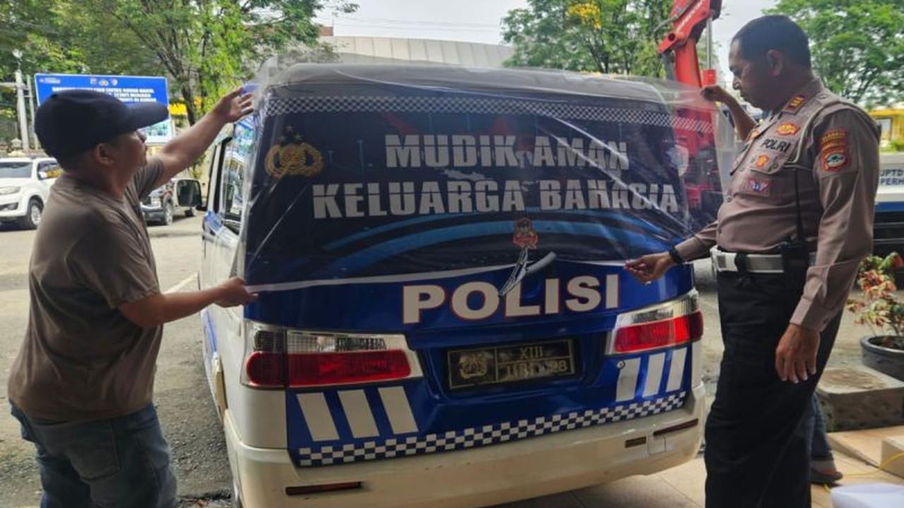 Satlantas Polresta Banjarmasin Pasang Stiker Mudik Aman Lebaran, Edukasi Keselamatan di Jalan