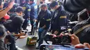 Personel Direktorat Reserse Kriminal Khusus Polda Metro Jaya mengangkut barang bukti kasus dugaan korupsi Tindak Pidana Pencucian uang (TPPU) saat tiba di Gedung Jampidsus Kejaksaan Agung, Jakarta, Jumat (17/7/2026). (KLY/Arie Basuki)
