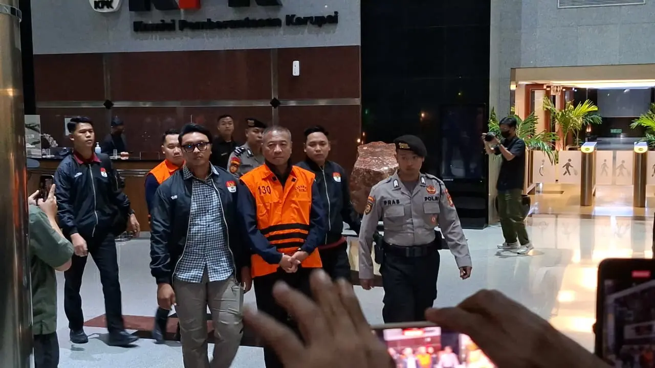 Bupati Tulungagung Gutut Sunu Wibowo Pakai Rompi Oranye