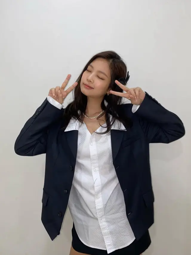 Ide Mix and Match Kemeja Polos ala Jennie BLACKPINK  (photo by instagram.com/jennierubyjane)