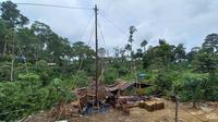 Sumur minyak ilegal di kawasan Hutan Harapan KM 52, perbatasan Jambi-Sumsel. (Liputan6.com/Gresi Plasmanto)
