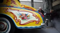 Rolls-Royce limusin touring Phantom V milik John Lennon dimasukan untuk ditampilkan di Museum Royal BC di Victoria, British Columbia (27/1/2020). Bagian pelek mobil ini juga dicat dengan warna senada dengan bodi. (Chad Hipolito/The Canadian Press via AP)